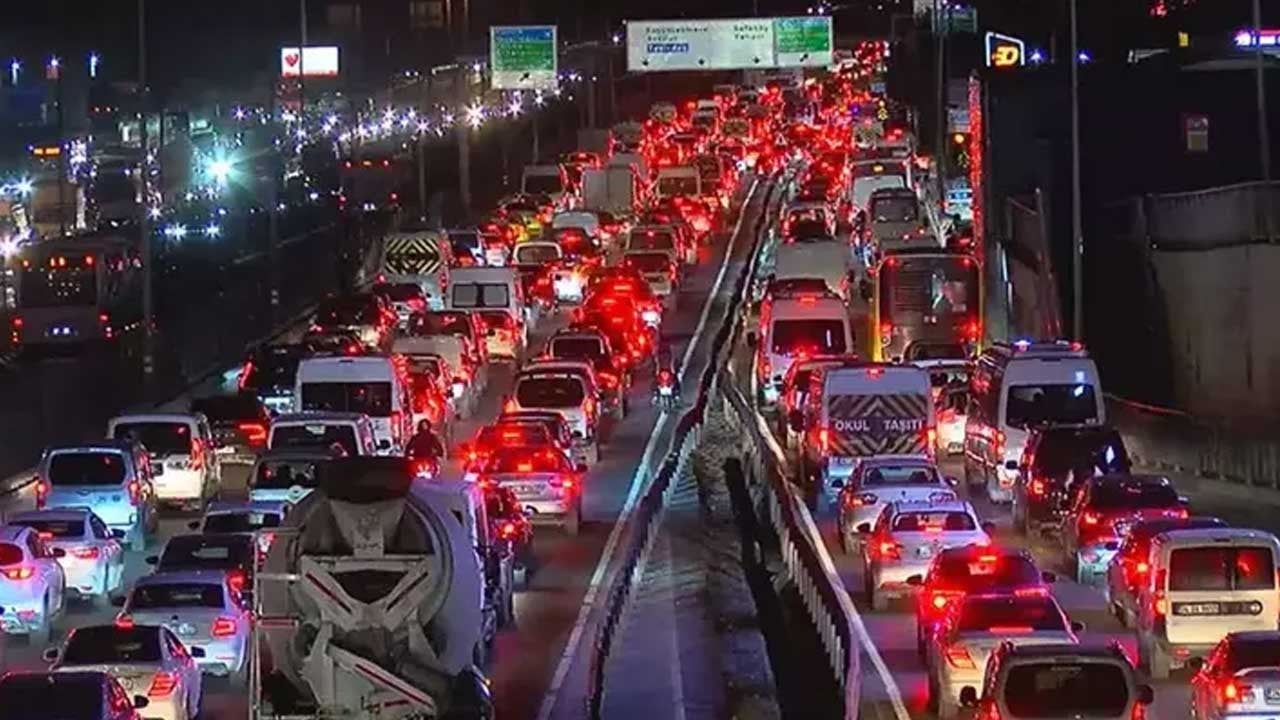 İstanbul’da adeta hayat durdu! Trafik yoğunluğu yüzde 90'a çıktı