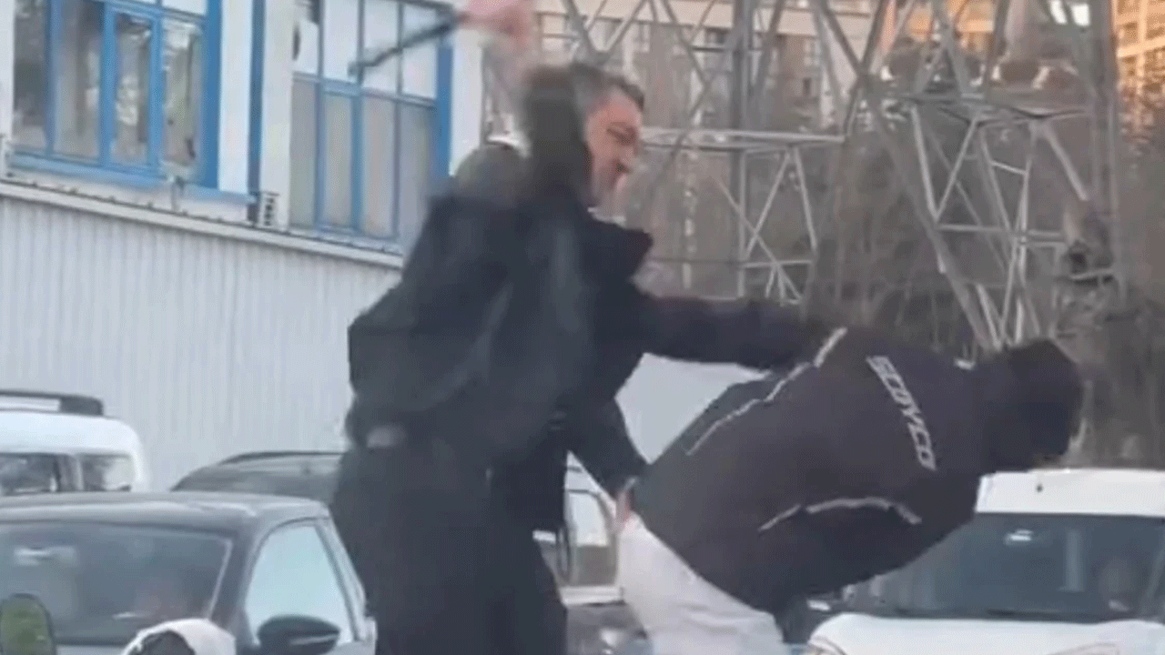İstanbul'da akılalmaz anlar: Kuryeyi copla dövdü!