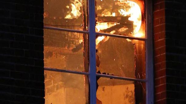 İstanbul'da akli dengesi bozuk vatandaş evini yaktı
