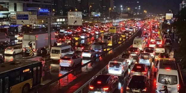 İstanbul'da akşam saatlerinde trafik yoğunluğu yaşanıyor
