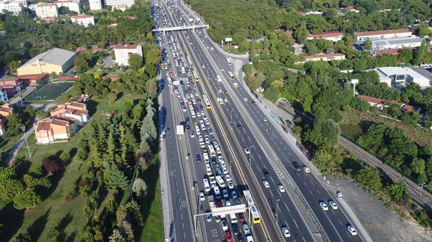 İstanbul'da akşam trafiği havadan böyle görüntülendi