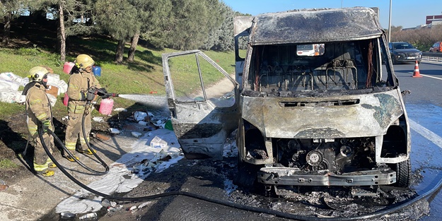 İstanbul'da alev alan kamyonet kullanılamaz hale geldi