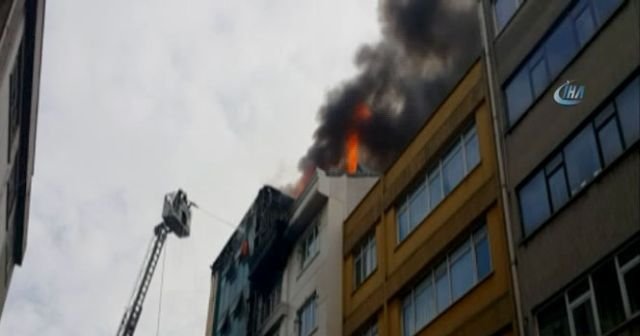 İstanbul'da alüminyum firmasının çatı katında yangın
