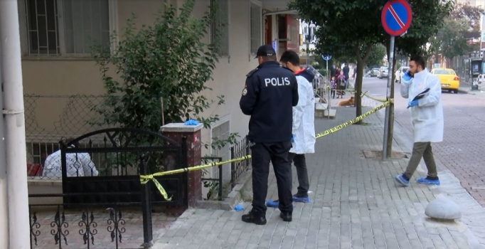 İstanbul'da apartmanın bahçesinde erkek cesedi tespit edildi