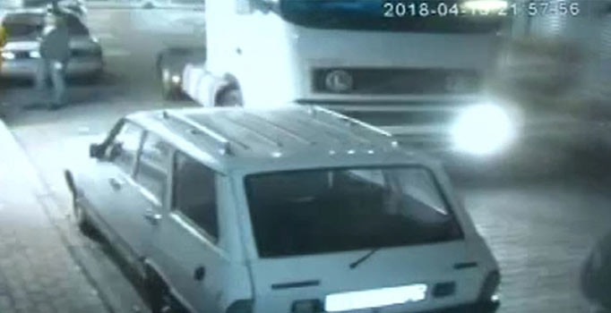 İstanbul'da ara sokağa giren TIR dehşet saçtı: 6 araç ve bir evin duvarına çarptı