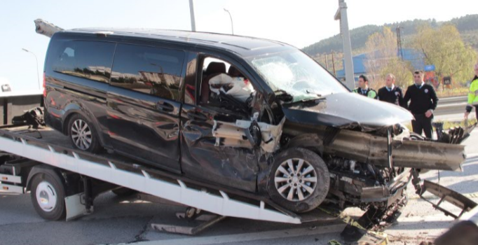 İstanbul'da araç bariyerlere ok gibi saplandı: 1 ölü, 5 yaralı