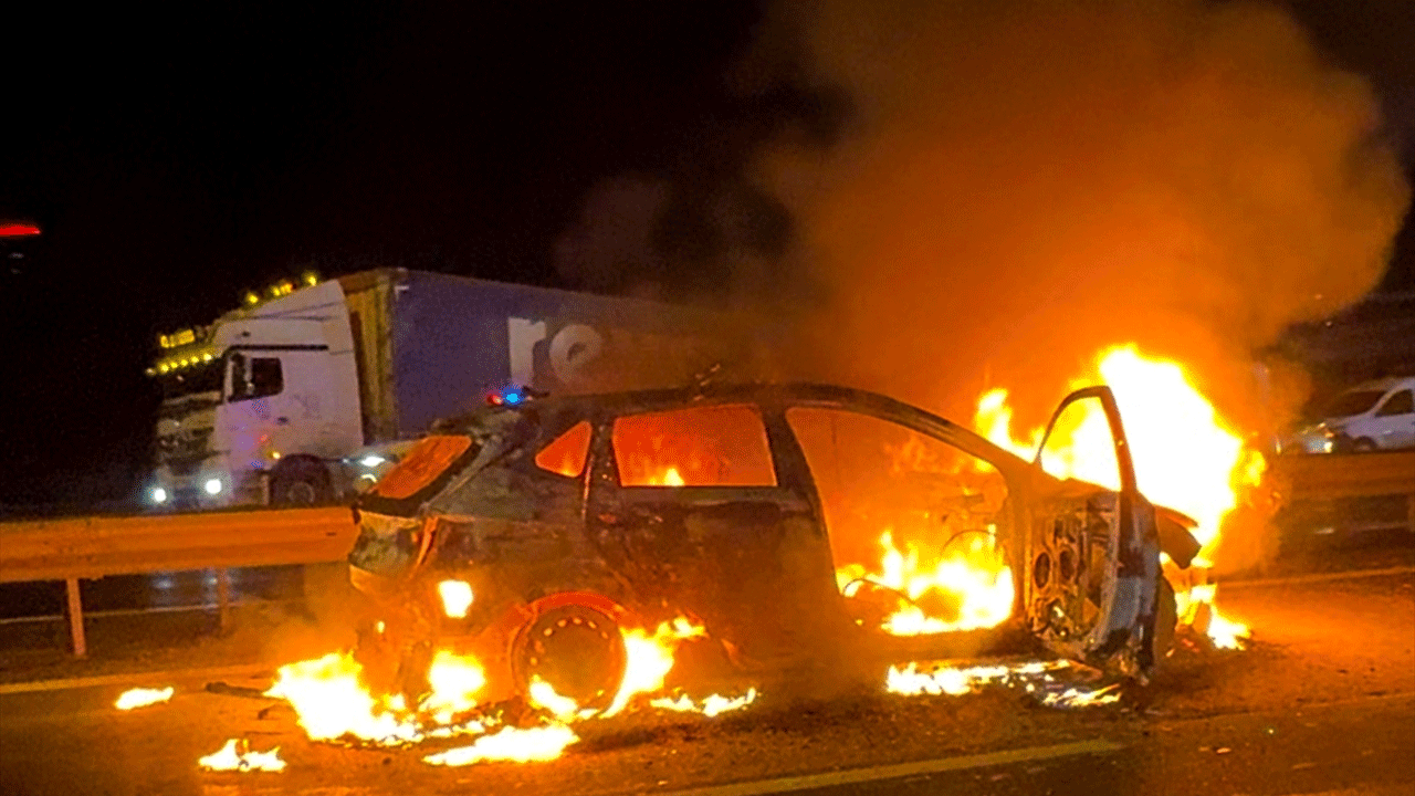 İstanbul'da araç seyir halindeyken alev aldı! Sürücü canını zor kurtardı