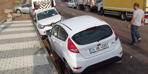 İstanbul'da araçlar çöken yola saplandı