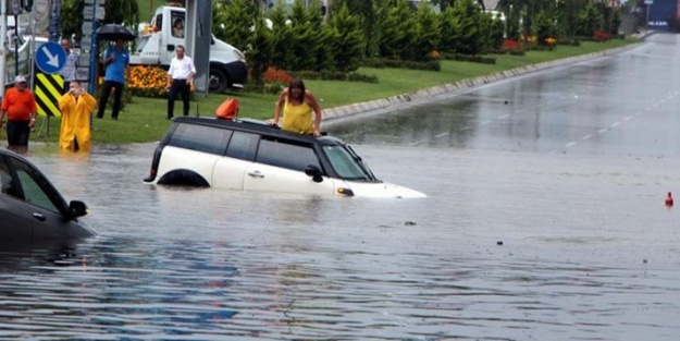 İstanbul'da araçlar suya gömüldü / Video