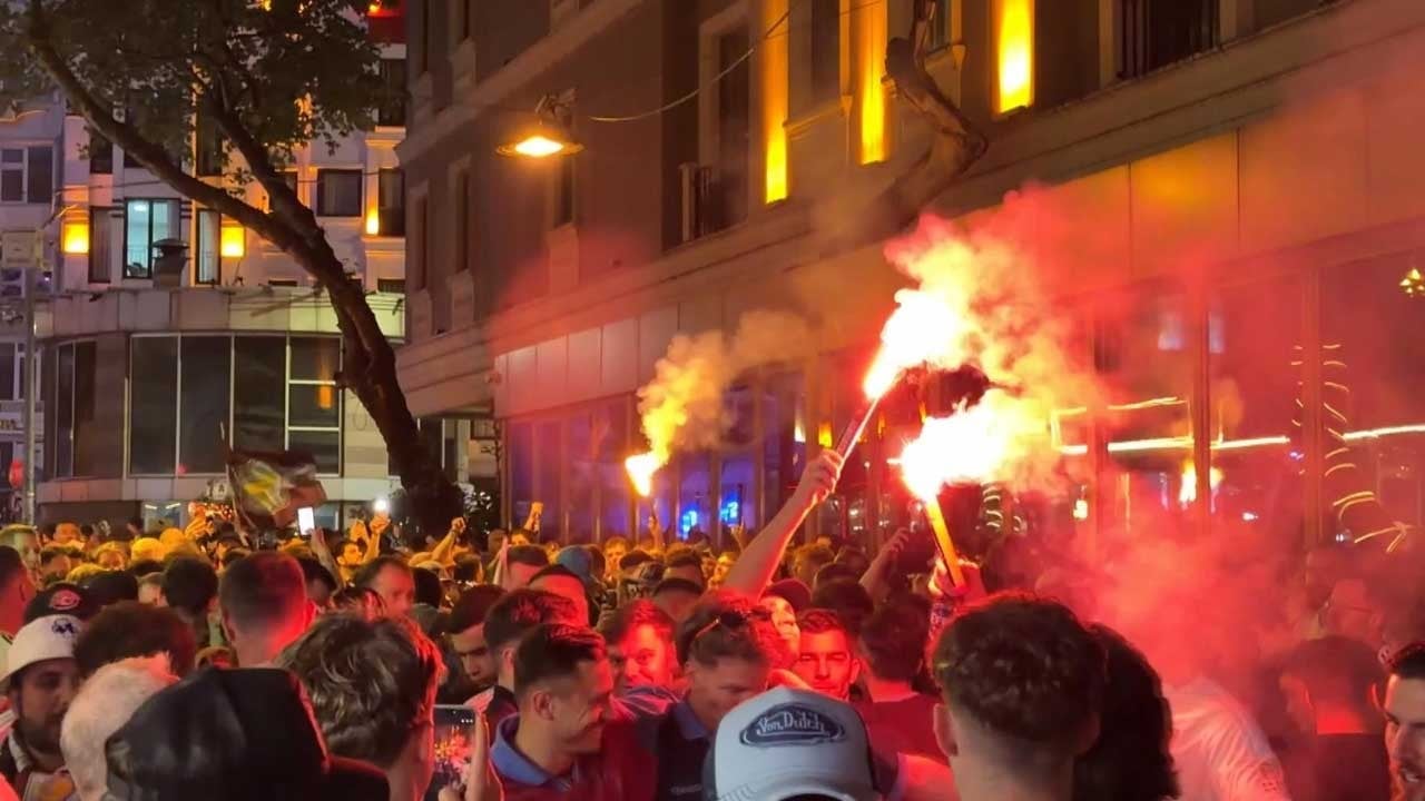 İstanbul'da Aston Villa taraftarları şampiyonluğu kutladı