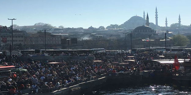 İstanbul'da balık ekmek izdihamı
