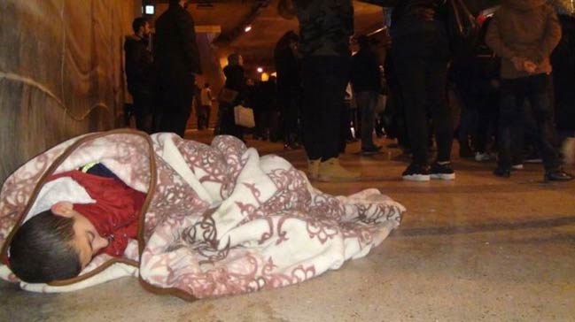 İstanbul'da battaniye sarılı uyuyan çocuk yürekleri sızlattı