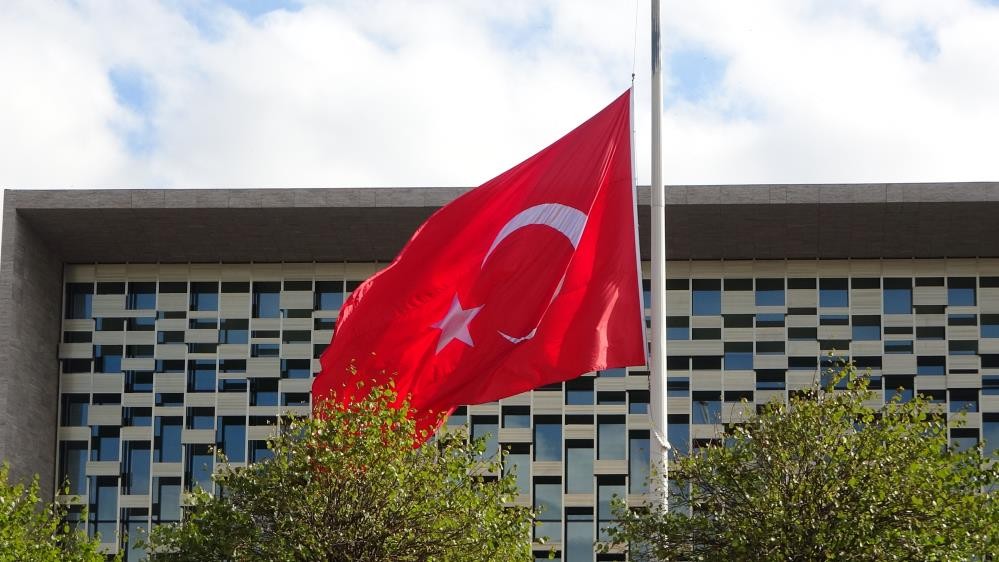 İstanbul'da bayraklar Gazze için yarıya indirildi