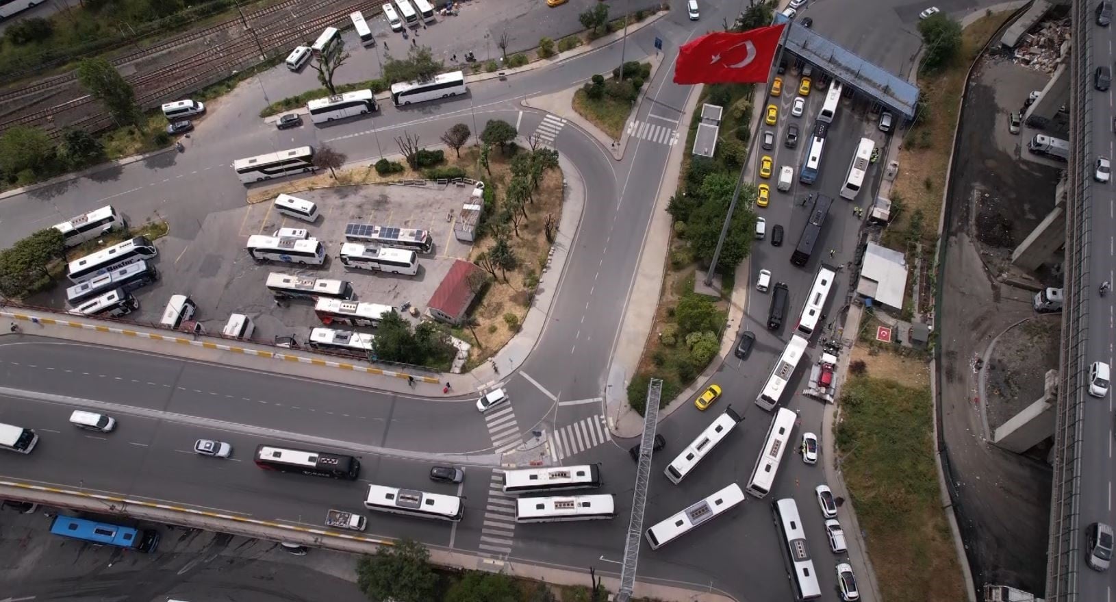 İstanbul'da bayram göçü başladı! 15 Temmuz Demokrasi Otogarı'nda tarihi yoğunluk!