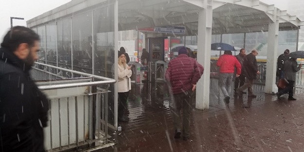 İstanbul'da beklenen kar yağışı başladı