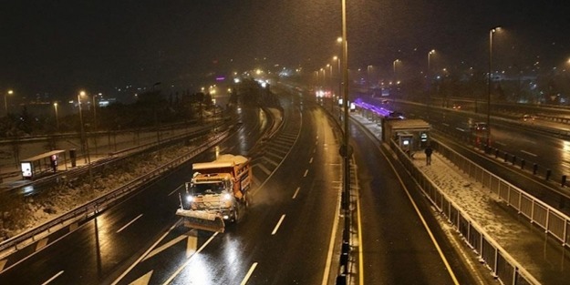 İstanbul'da beklenen kar yağışı başladı... Okullar tatil olacak mı?