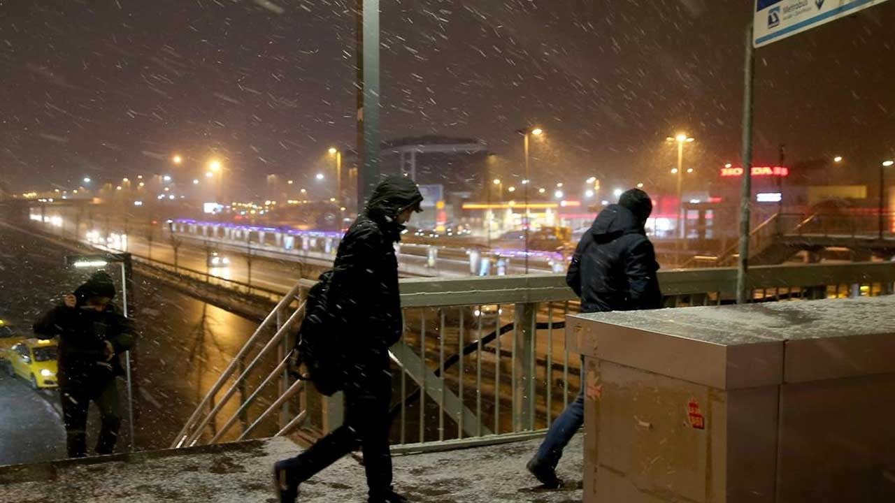 İstanbul’da beklenen kar yağışı gece etkili oldu