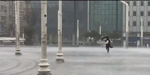 İstanbul'da beklenen kuvvetli sağanak yağış başladı! Deniz yolu, trafik ulaşımda bile aksamalar ortaya çıktı