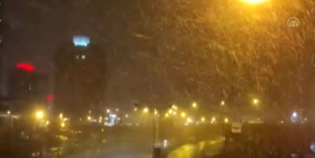 İstanbul'da beklenen oldu! Kar yağışı başladı