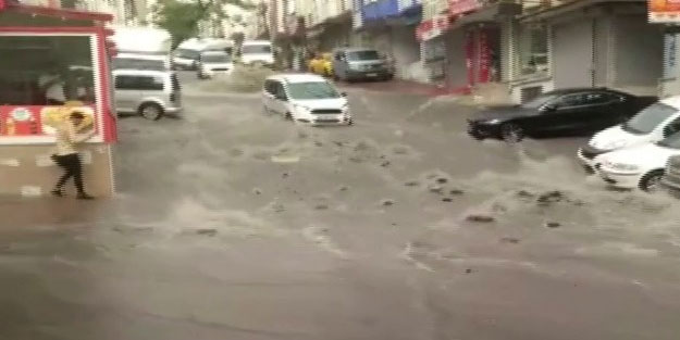 İstanbul'da beklenen yağmur başladı, rögarlar taştı!