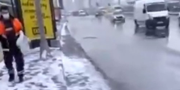 İstanbul'da bi' acayip görüntü! Belediye çalışanı elle tuzlama yaptı