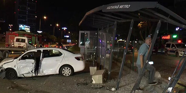 İstanbul'da bir araç otobüs durağına daldı