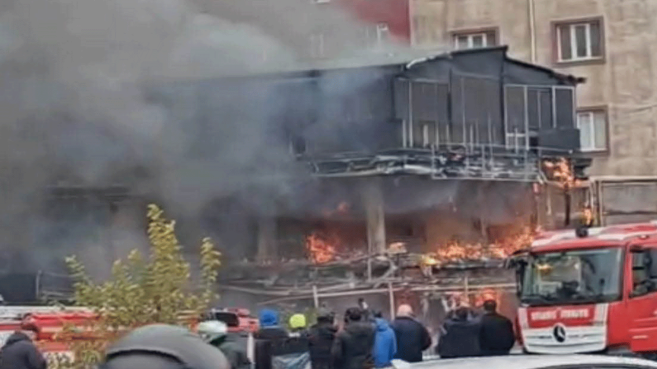 İstanbul'da bir araçta çıkan yangın sokağı yaktı! 2 otomobil ve 1 işyeri kül oldu, bir bina ağır hasar aldı