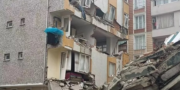 İstanbul'da bir bina yan binanın üzerine çöktü!