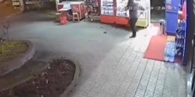 İstanbul'da bir binanın önünde korkutan çökme! Anbean kameraya yansıdı