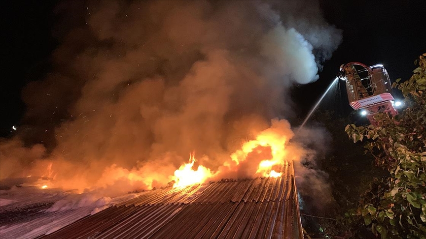 İstanbul'da bir cam atölyesi çıkan yangında kullanılamaz hale geldi