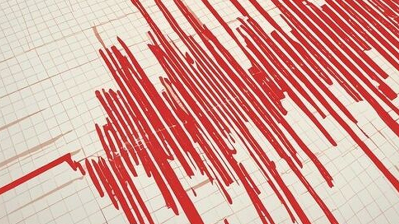 Maramara'da 5 büyüklüğündeki deprem anı bir kadın cama çıkarak çığlıklar attı