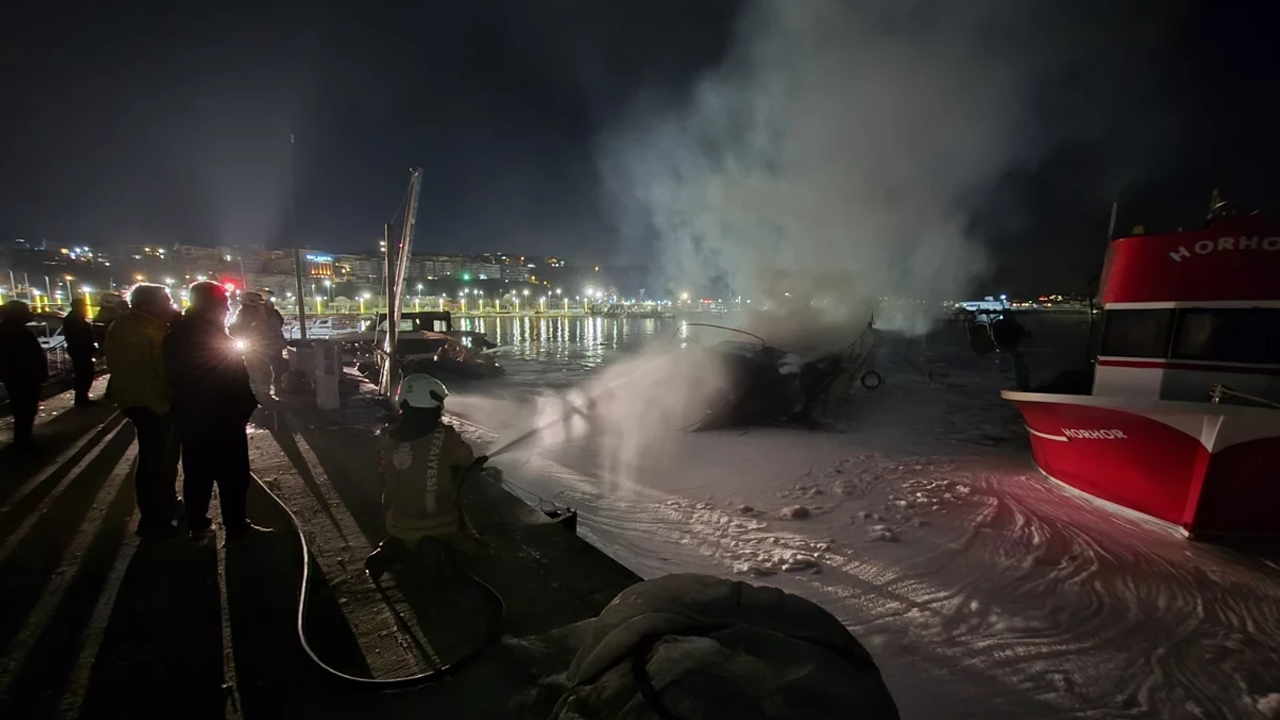 İstanbul'da bir yatta çıkan yangın söndürüldü