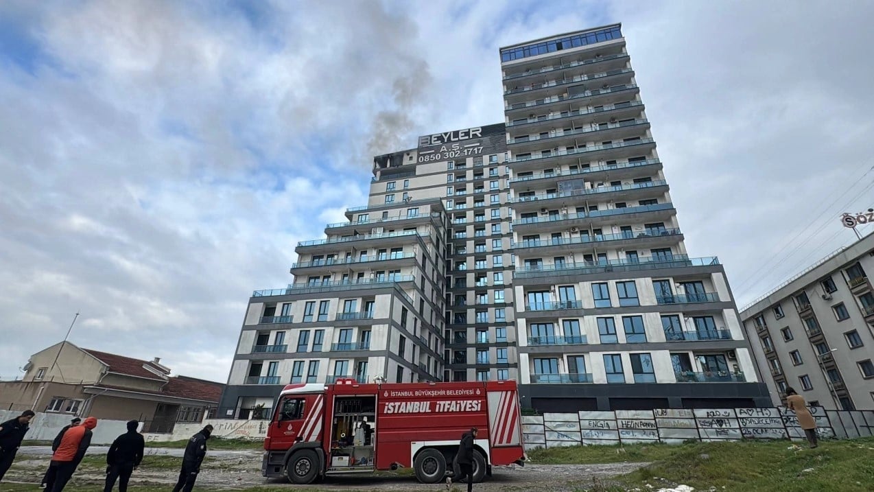 İstanbul’da büyük panik! 16 katlı binanın terasındaki kafede yangın çıktı