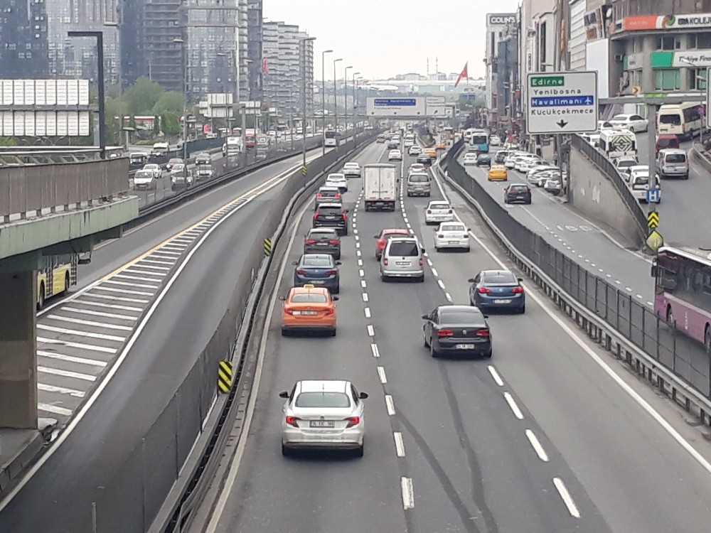 İstanbul’da cadde ve sokaklarda hareketlilik 