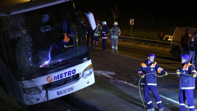 İstanbul'da can pazarı! Yolcu otobüsü devrildi: 2 kişi öldü, 21 yaralı var