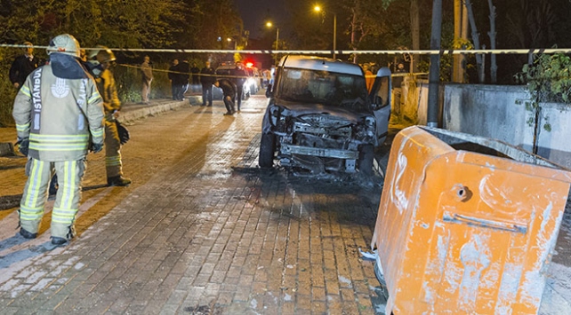 Çöp konteynerinden sıçrayan alevler otomobili küle çevirdi