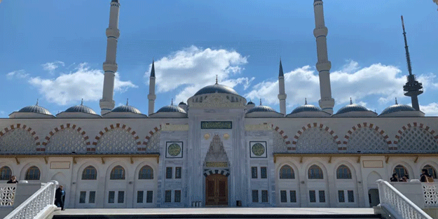 İstanbul'da Cuma namazı kılınacak camiler belli oldu
