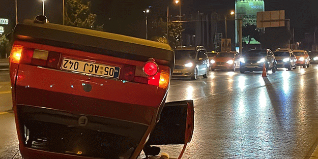 İstanbul'da D-100 kara yolunda takla atan otomobilin sürücüsü kaçtı