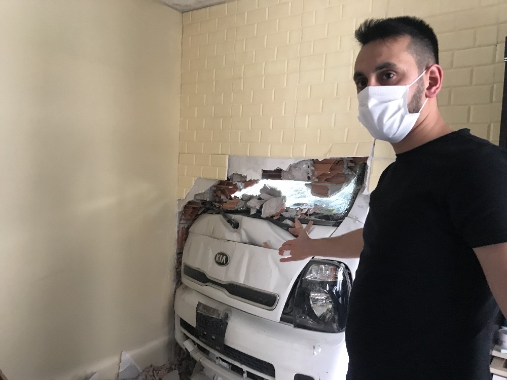 İstanbul’da dehşet anları: Kamyonet yatak odasına daldı 