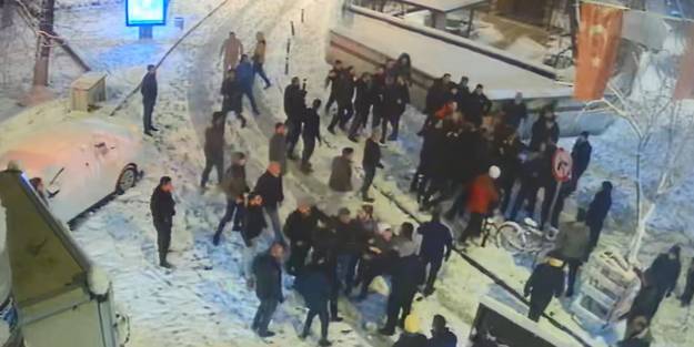 İstanbul'da dehşet anları! Kartopu savaşı silahlı kavgaya dönüştü