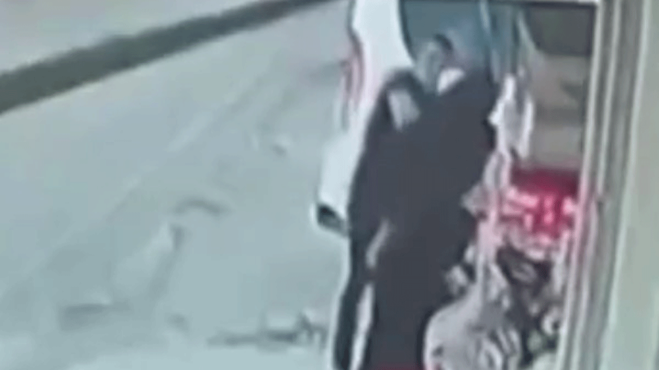 İstanbul'da dehşet anları: Sokak ortasında karısını tekme tokat dövdü!
