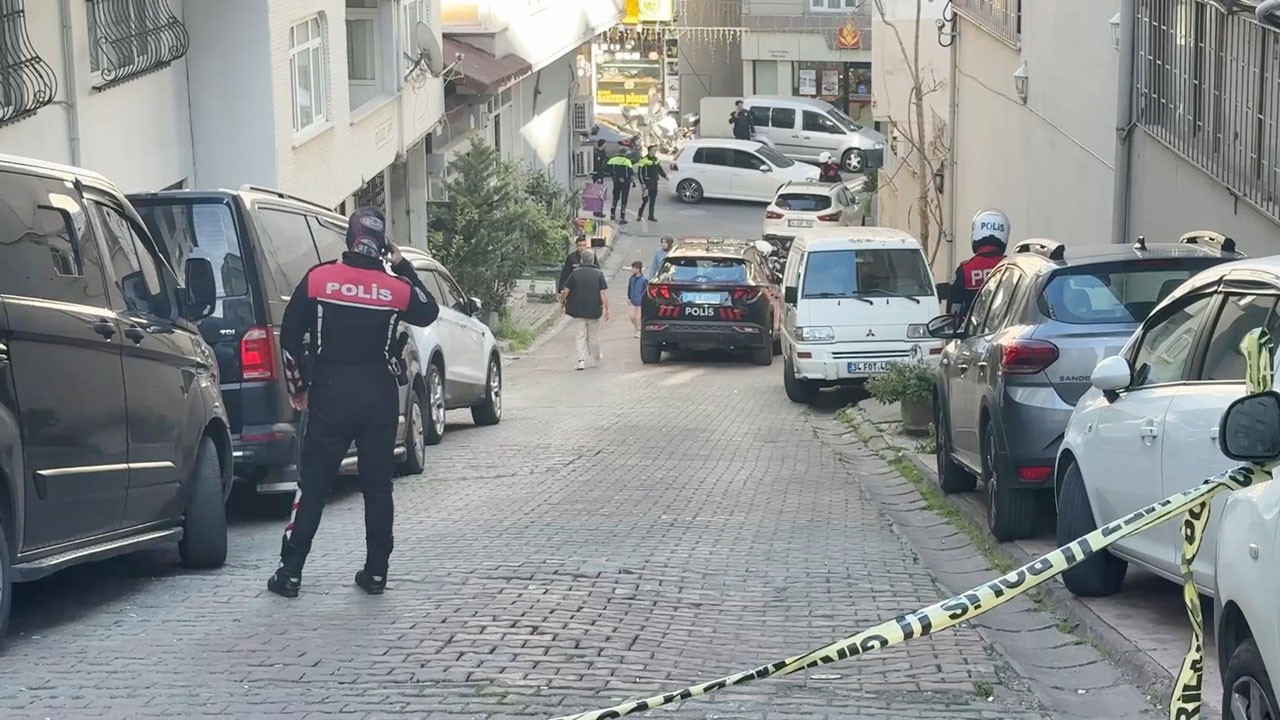İstanbul’da dehşet! Küfürlü konuşan gençler, kendilerini uyaran okul polisine saldırdı! Silahını çeken polis berberi vurdu!