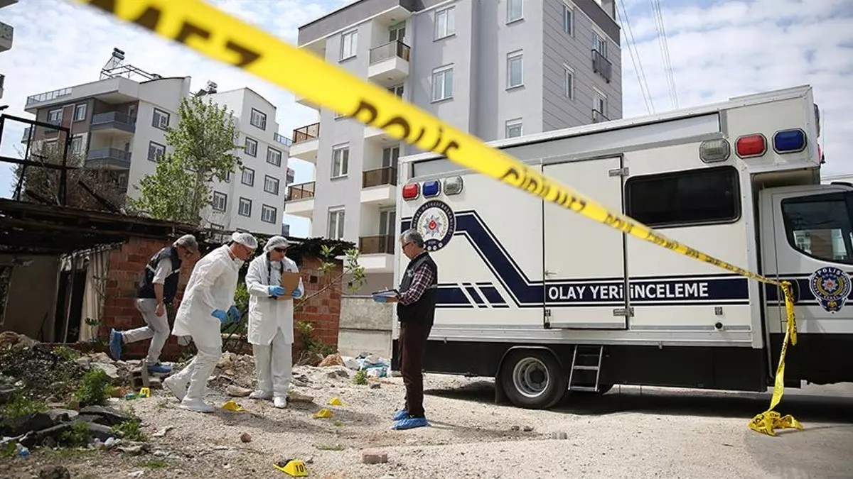 İstanbul’da dehşet: Motosikletli saldırganlar bir aracı kurşun yağmuruna tuttu