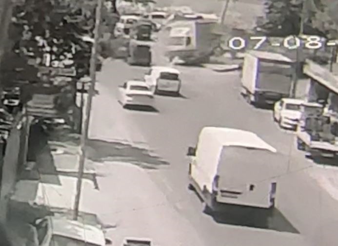 İstanbul’da dehşet veren anlar kamerada! Kontrolden çıkan kamyonet otomobili biçti