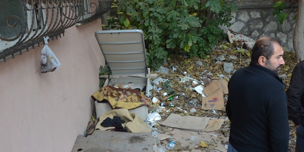 İstanbul'da dehşet veren manzara! Sokağa atılmış bazadan ceset çıktı
