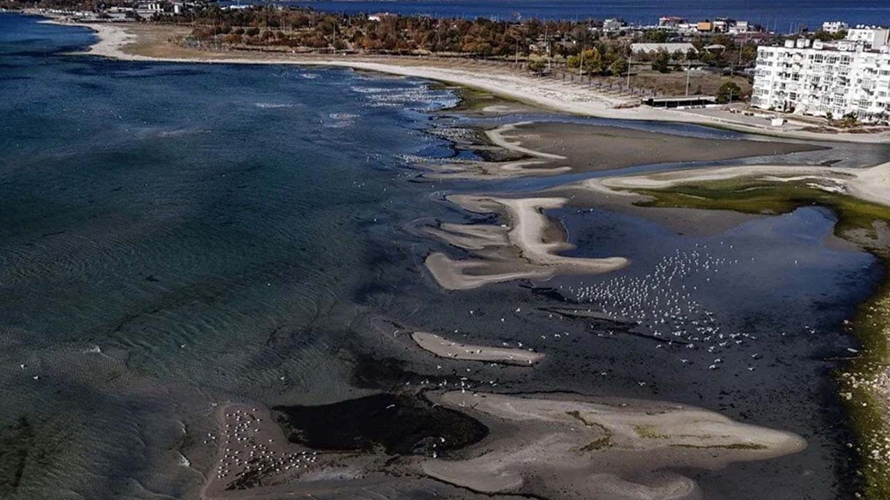 İstanbul'da deniz suyu çekildi: Bölgede Adacıklar ortaya çıktı