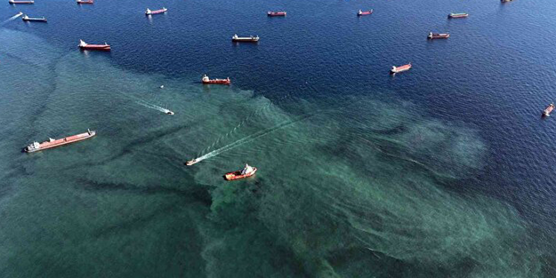 İstanbul'da denizde dikkat çeken görüntü!
