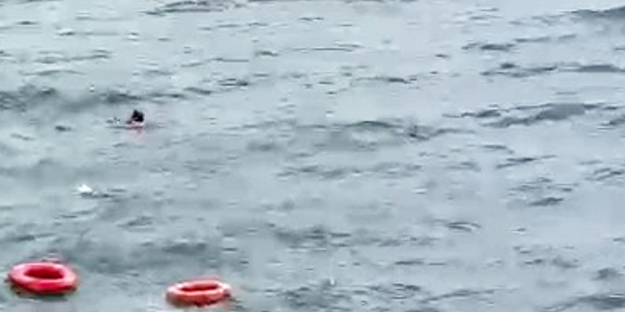 İstanbul'da denize düşen yolcu: Bu da oldu! Denizin altından vatandaş kurtarıldı!