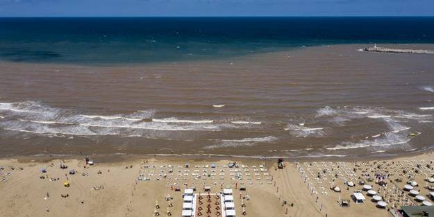 İstanbul'da denizin rengi değişti