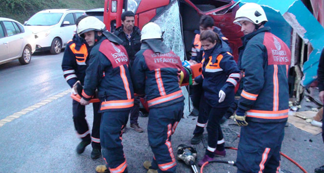 İstanbul’da devrilen kamyonet iki otomobile çarptı: 5 yaralı